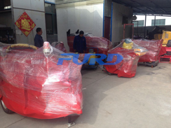 福瑞得機(jī)械座駕壓路機(jī)、大容量灌縫機(jī)，小型灌縫機(jī)包裝完畢準(zhǔn)備發(fā)貨