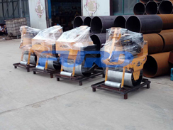 福瑞得機械5臺壓路機，一臺混凝土整平機及時發(fā)貨