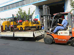福瑞得機(jī)械4臺小型壓路機(jī)裝車發(fā)往河南。